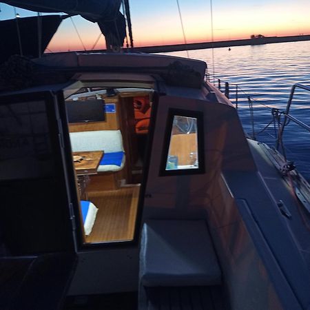 Отель Bed & Boat Brezza Del Mare Виареджо Экстерьер фото