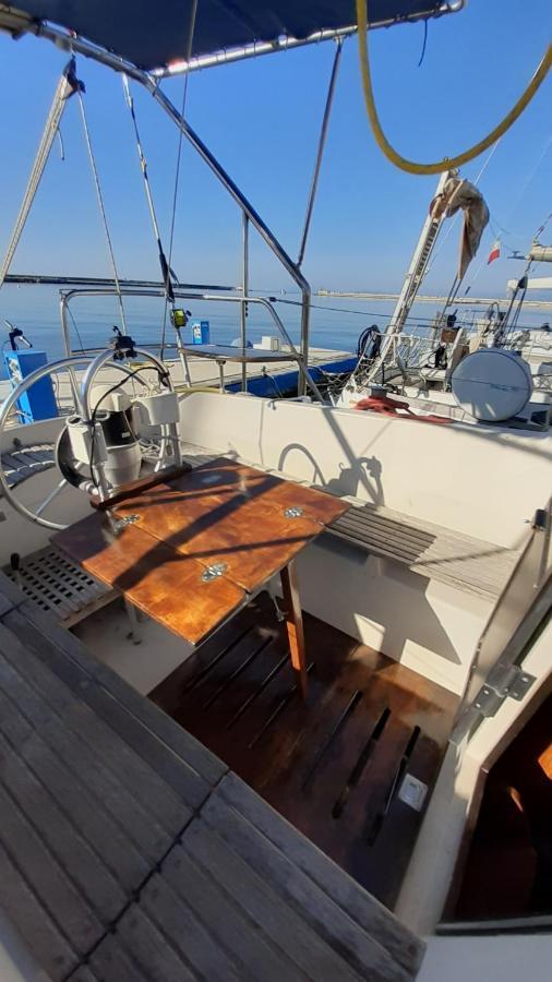 Отель Bed & Boat Brezza Del Mare Виареджо Экстерьер фото