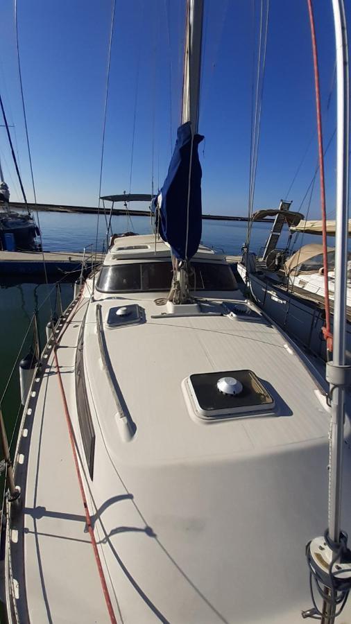 Отель Bed & Boat Brezza Del Mare Виареджо Экстерьер фото