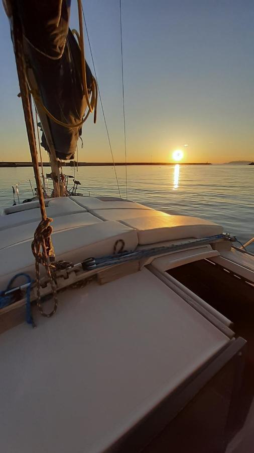 Отель Bed & Boat Brezza Del Mare Виареджо Экстерьер фото