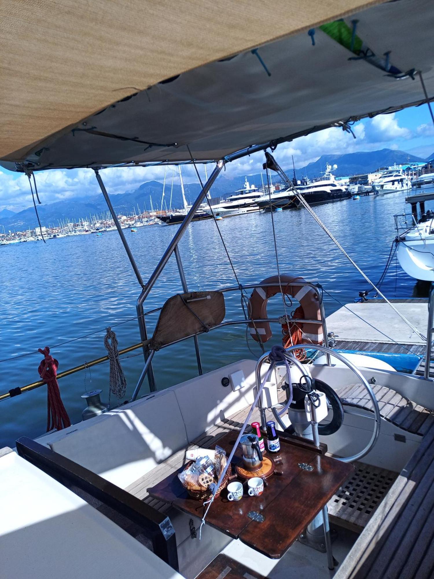 Отель Bed & Boat Brezza Del Mare Виареджо Экстерьер фото