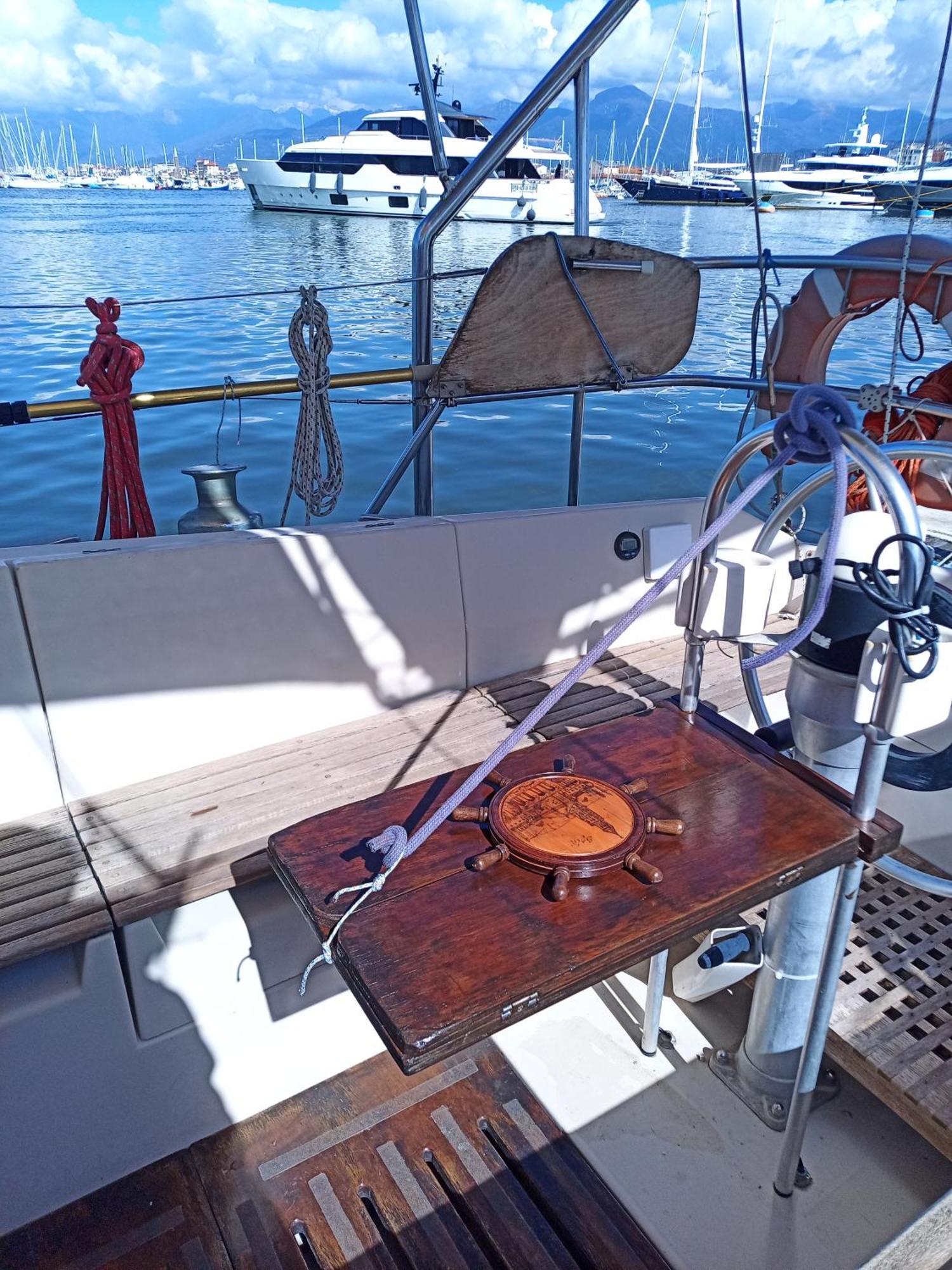 Отель Bed & Boat Brezza Del Mare Виареджо Экстерьер фото