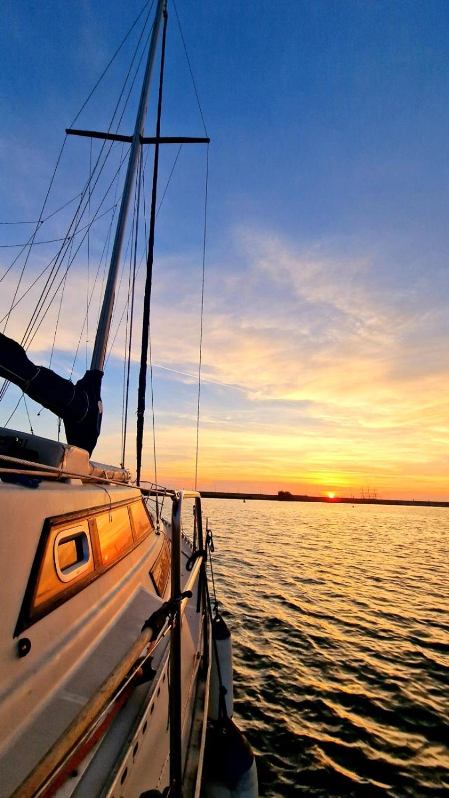 Отель Bed & Boat Brezza Del Mare Виареджо Экстерьер фото