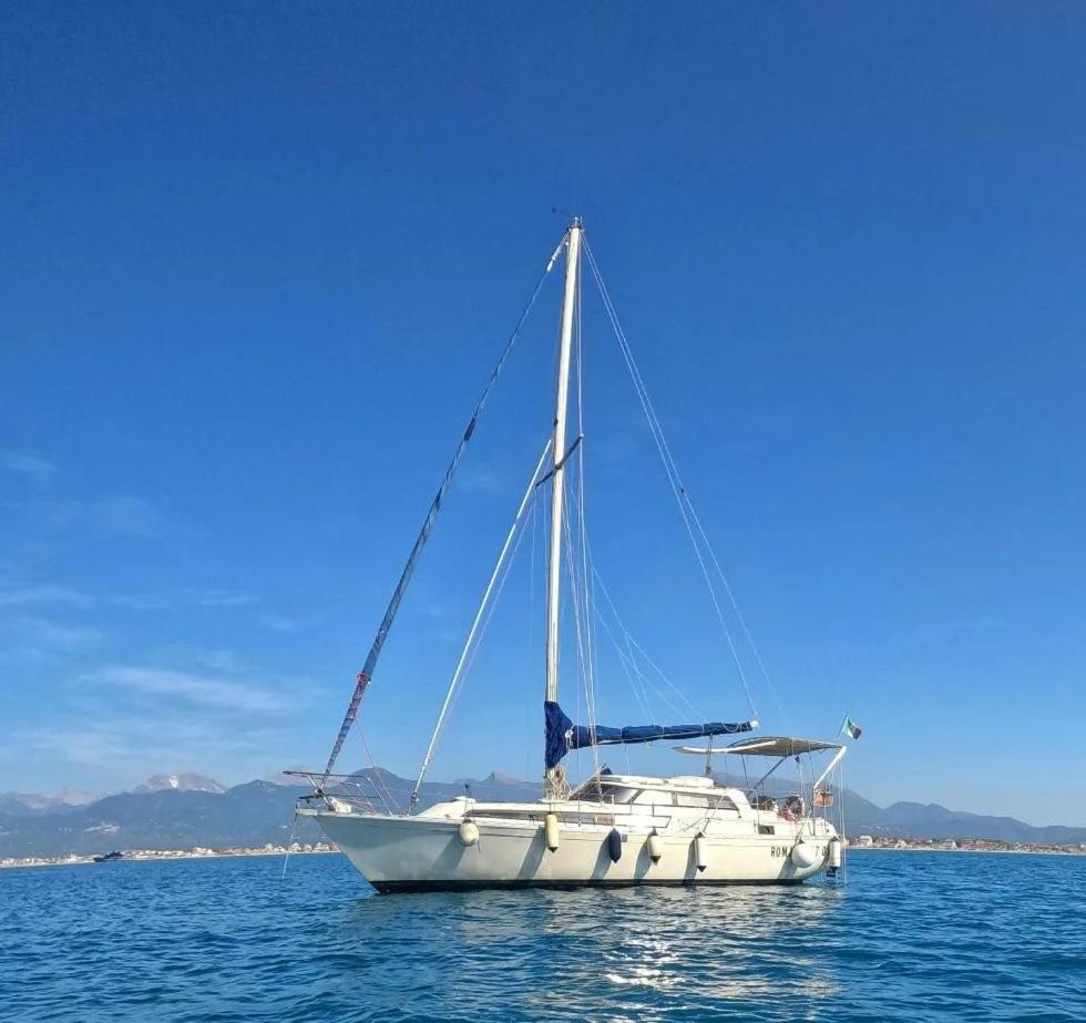 Отель Bed & Boat Brezza Del Mare Виареджо Экстерьер фото
