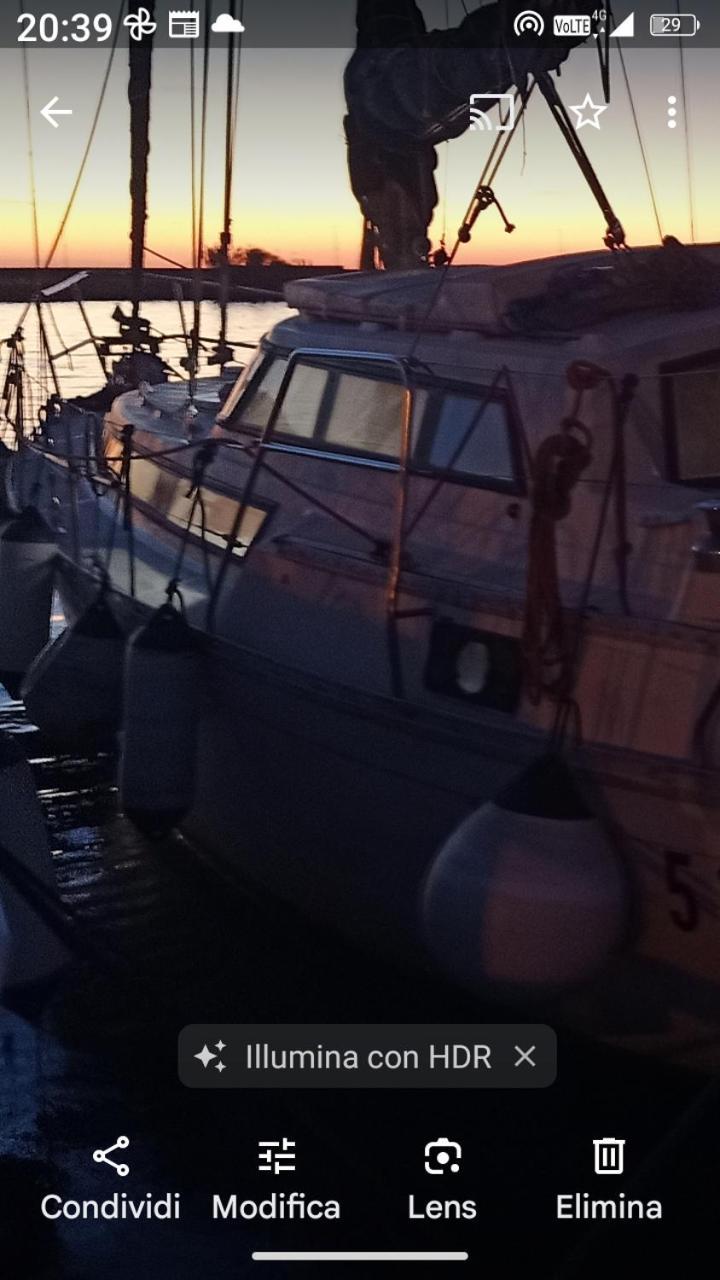 Отель Bed & Boat Brezza Del Mare Виареджо Экстерьер фото